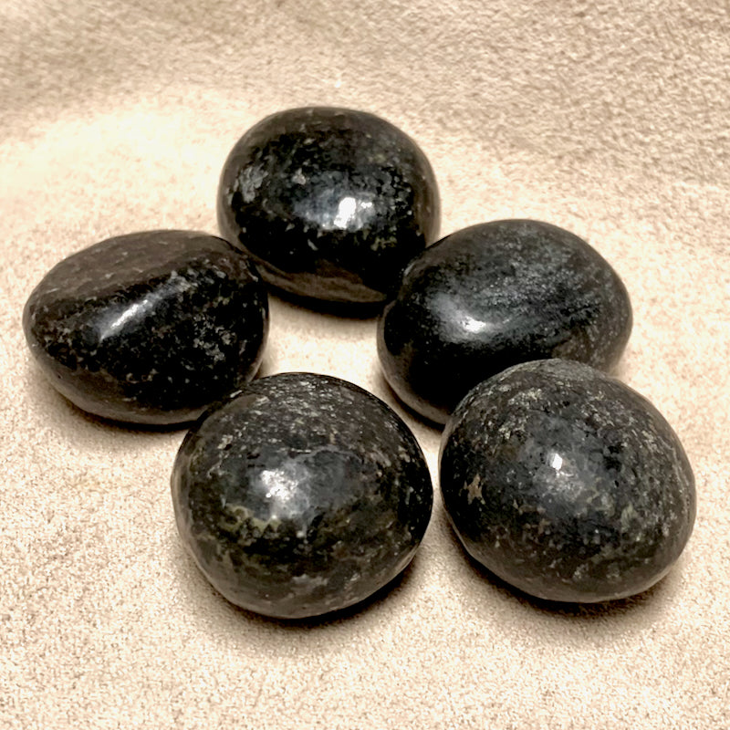 Nuumite Pebble (India)